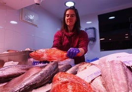 Imagen del cabracho, en una de las pescaderías del Mercado.