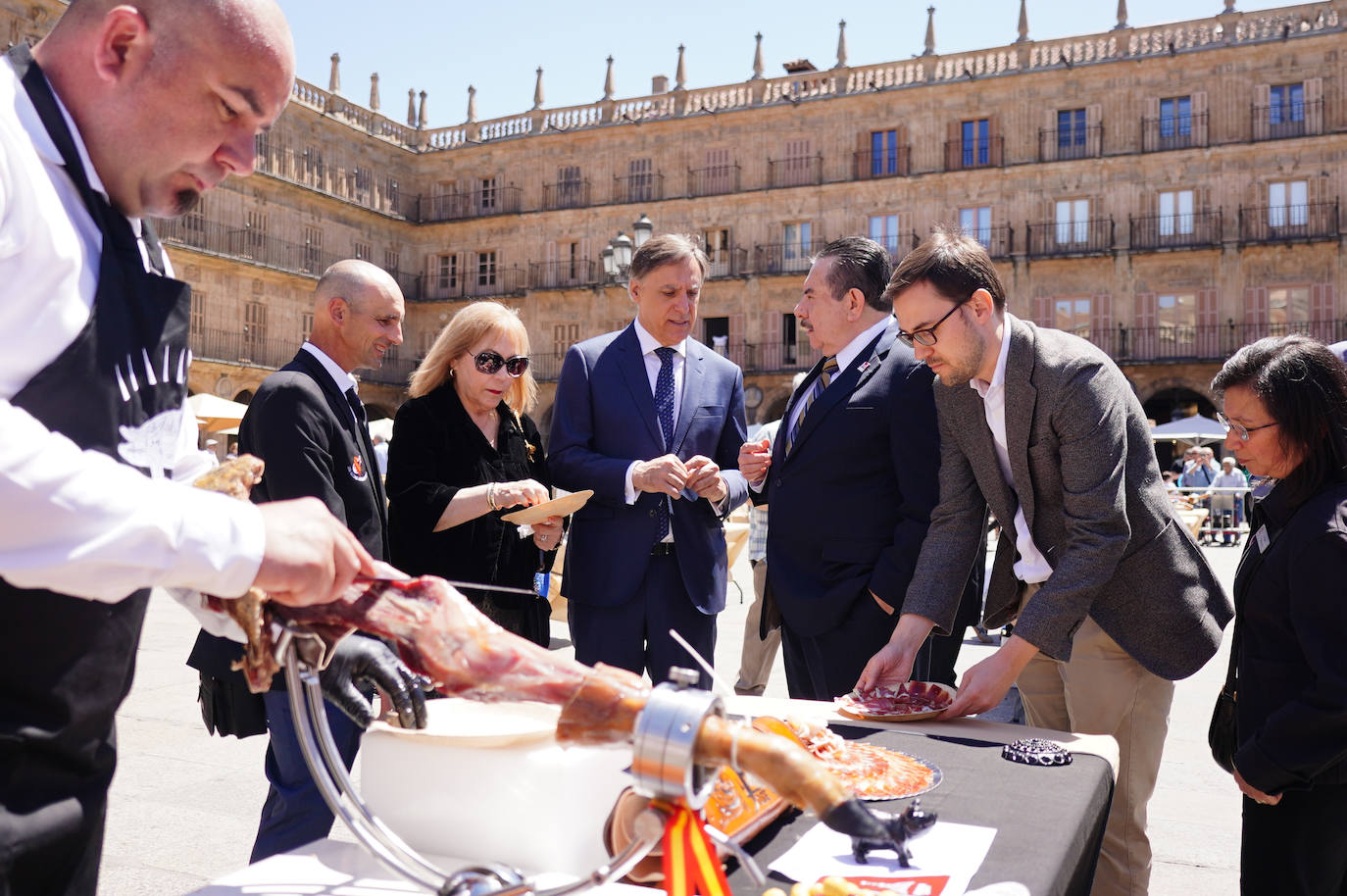 Miles de salmantinos disfrutan de una exitosa jornada de ibérico en el centro