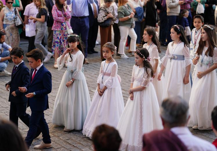 Niños con sus trajes de primera comunión en la procesión.