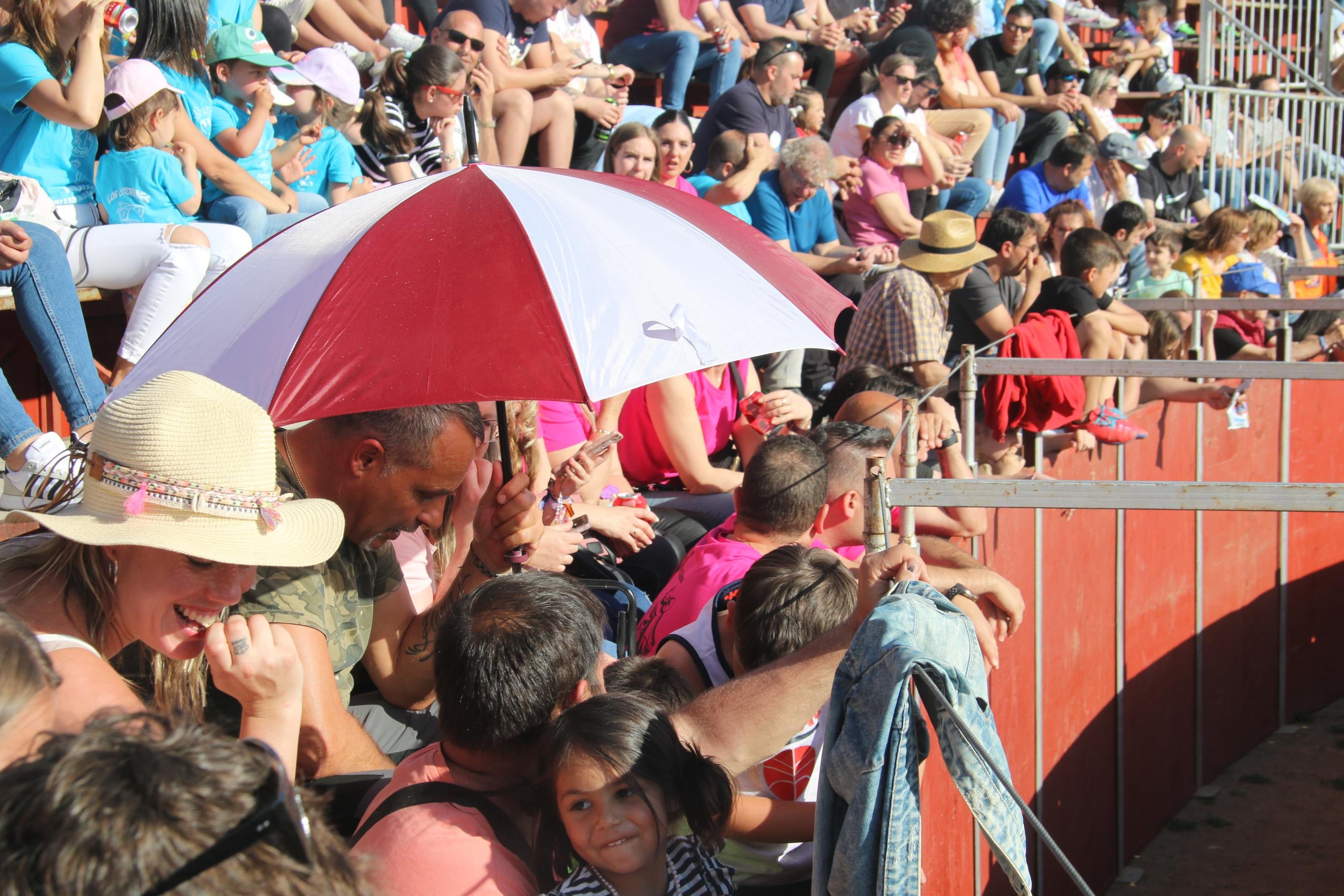 La capea y Efecto Mariposa llenan Villares de público