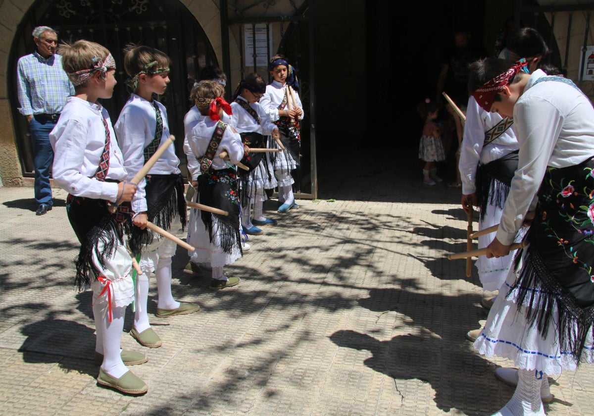 Altares y paleos para el día de fiesta en Aldeatejada