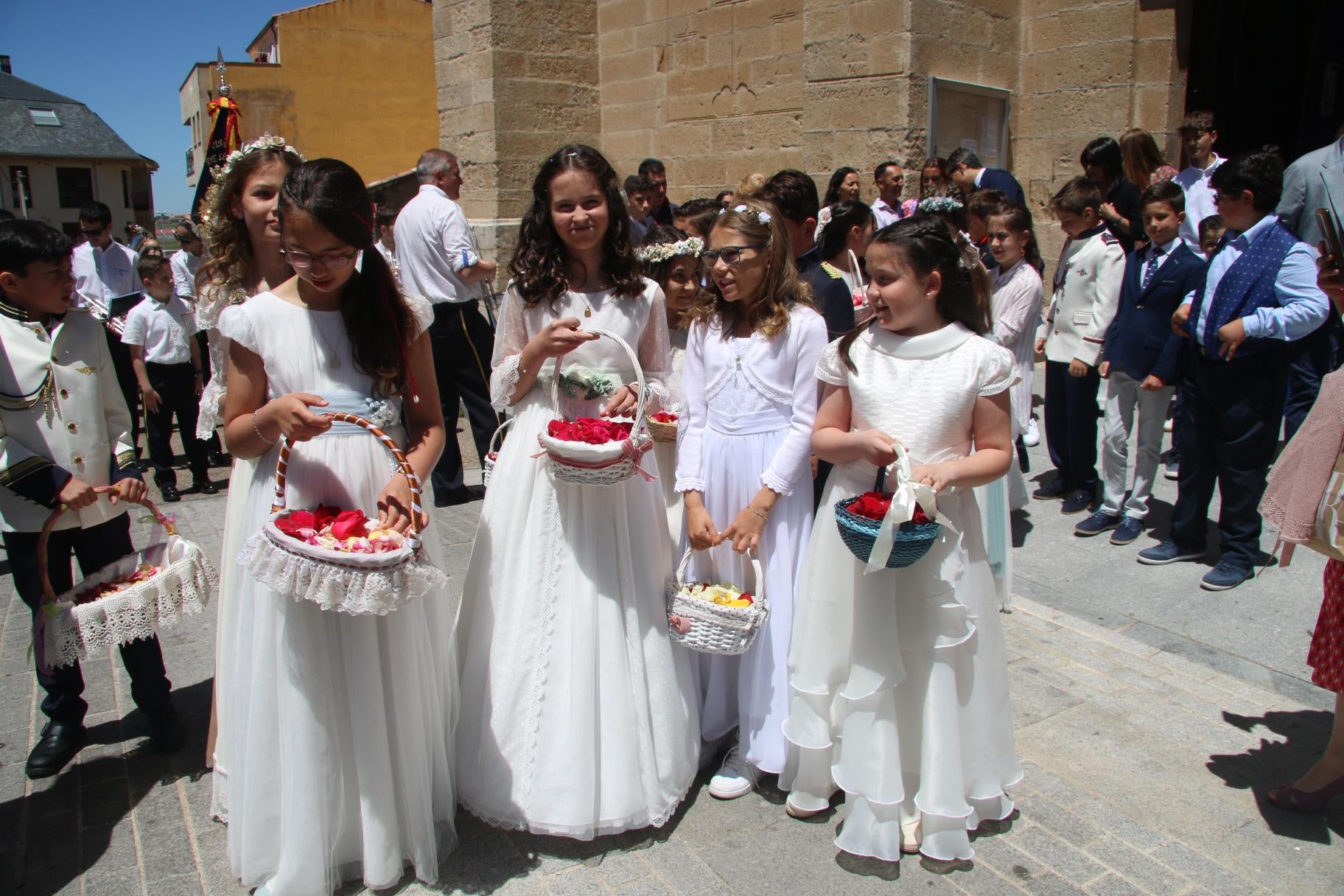 Bajo palio y con orfebrería del siglo XVI, en Villares