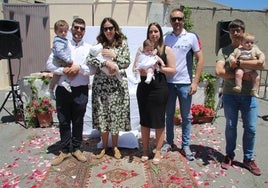 Los padres con los niños de la presentación en el altar de la Plaza Mayor de Cabrerizos