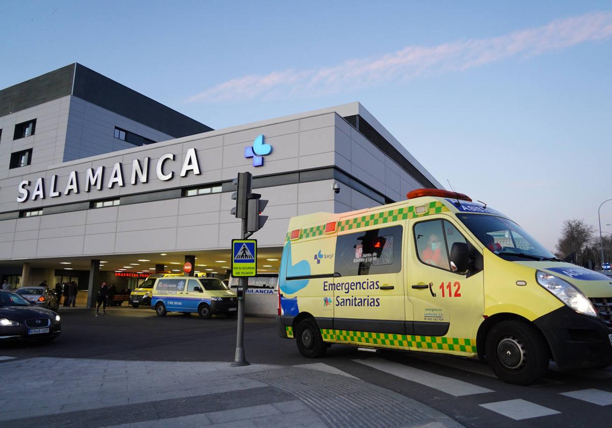 Imagen de una ambulancia en el Hospital de Salamanca.