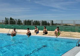 Un grupo de chavales, en el primer chapuzón en la apertura de la piscina de Villamayor de Armuña.