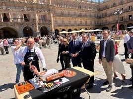 Domingo de ibérico con 70 cortadores en la Plaza