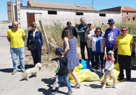 Coca de Alba celebra el Día del Medio Ambiente limpiando el campo