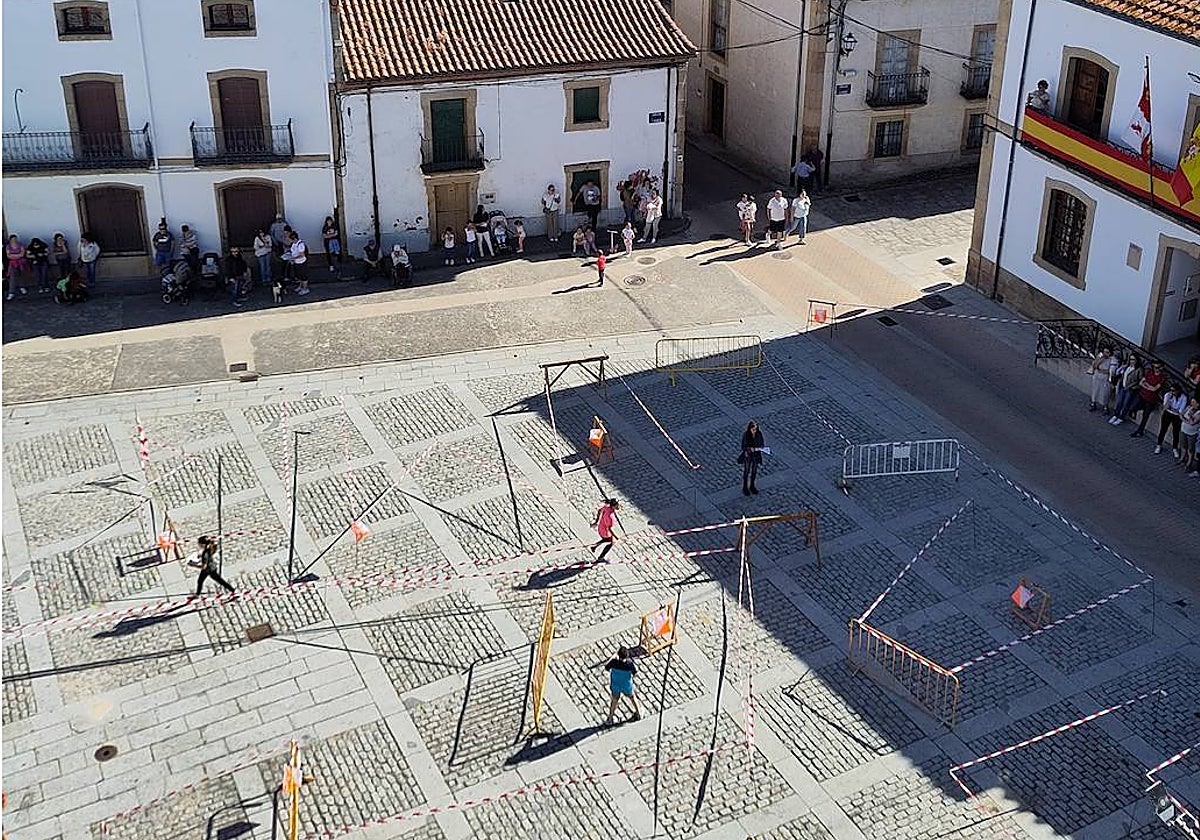 Divertida tarde en Lumbrales con la carrera de orientación