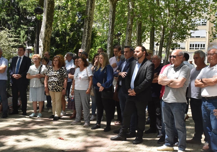 Imagen principal - Distintos momentos del mitin celebrado esta mañana en el parque municipal de Béjar.