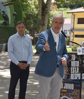 Imagen secundaria 2 - Distintos momentos del mitin celebrado esta mañana en el parque municipal de Béjar.