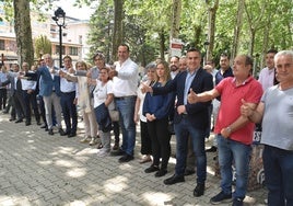 Imagen de representantes del PP en la provincia junto con alcaldes en el encuentro celebrado en Béjar esta mañana con Pablo Arias como candidato a las elecciones europeas.