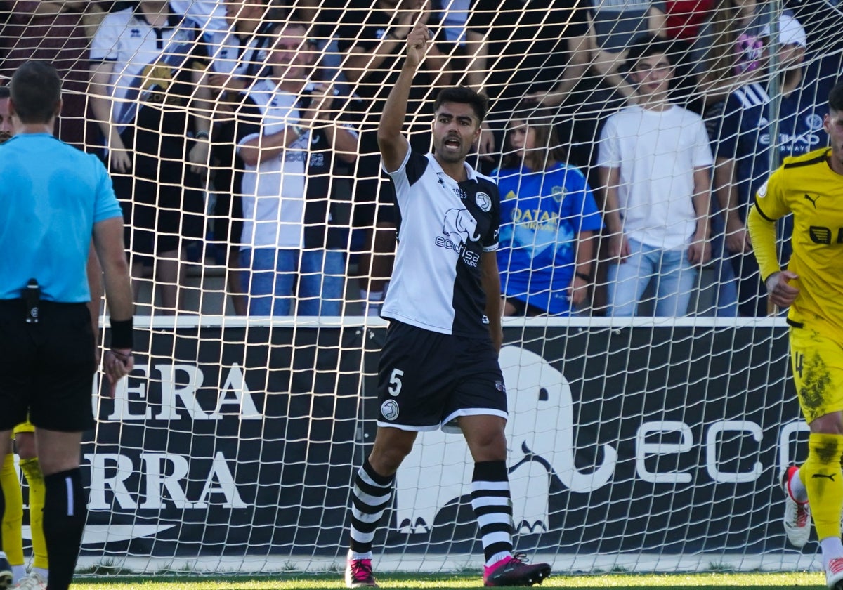 Erik Ruiz, una de las salidas, durante un encuentro en el Reina.