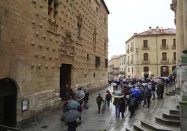 Turistas bajo el paraguas en un día de lluvia