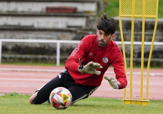 Jon Villanueva realiza una estirada en un entrenamiento.