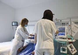 Personal sanitario del Hospital de Salamanca atiende a un paciente hospitalizado.