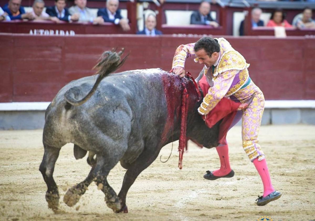 Espectacular estocada de Damián Castaño, encunado entre los pitones del segundo toro de Escolar.