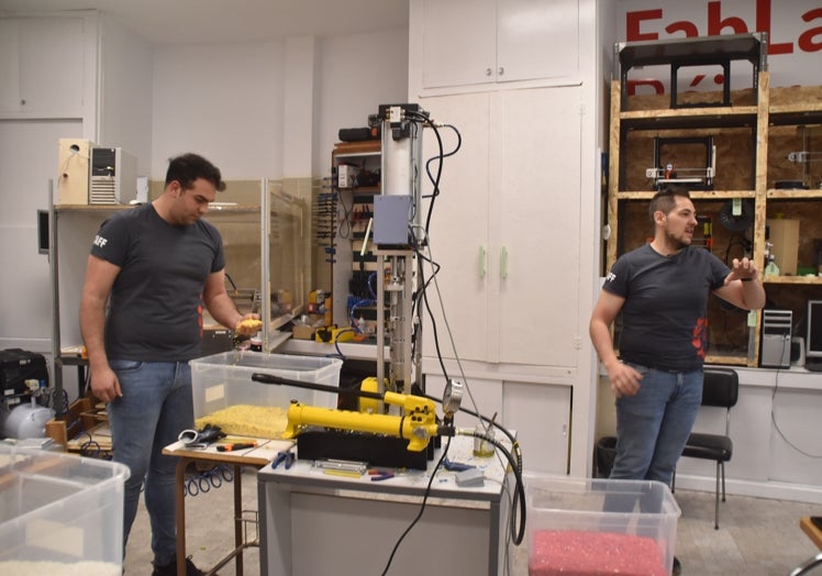 Imagen principal - Imágenes de la visita de Matilde Olarte al laboratorio donde se fabrica el merchandising a partir de plástico reciclado.