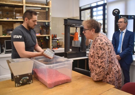 Imagen secundaria 1 - Imágenes de la visita de Matilde Olarte al laboratorio donde se fabrica el merchandising a partir de plástico reciclado.