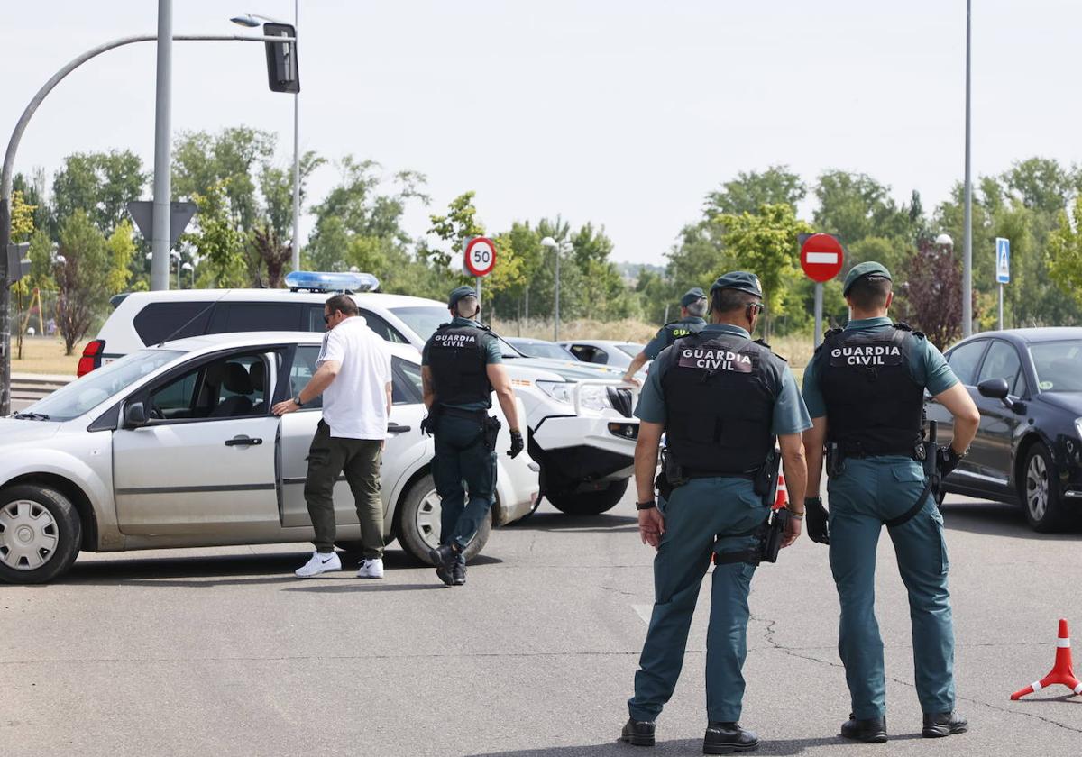 Control de la Guardia Civil en la rotonda situada junto a la urbanización La Fontana.