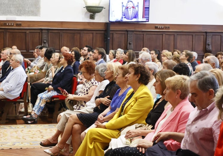 Parte de los alumnos graduados en el Paraninfo de la Universidad.