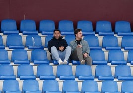 Jonathan y Emilio Sánchez viendo un entrenamiento del CD Guijuelo en el Reina Sofía.