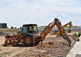 Maquinaria pesada trabajando en la parcela del futuro hospital.