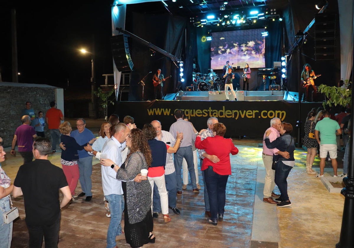 Baile celebrado el año pasado en la primera fiesta de verano de Pizarral.