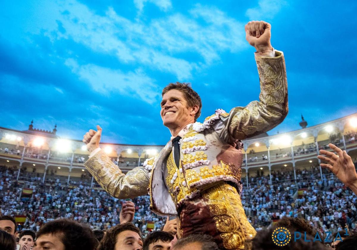 Borja Jiménez, a hombros camino de la puerta grande de Las Ventas.