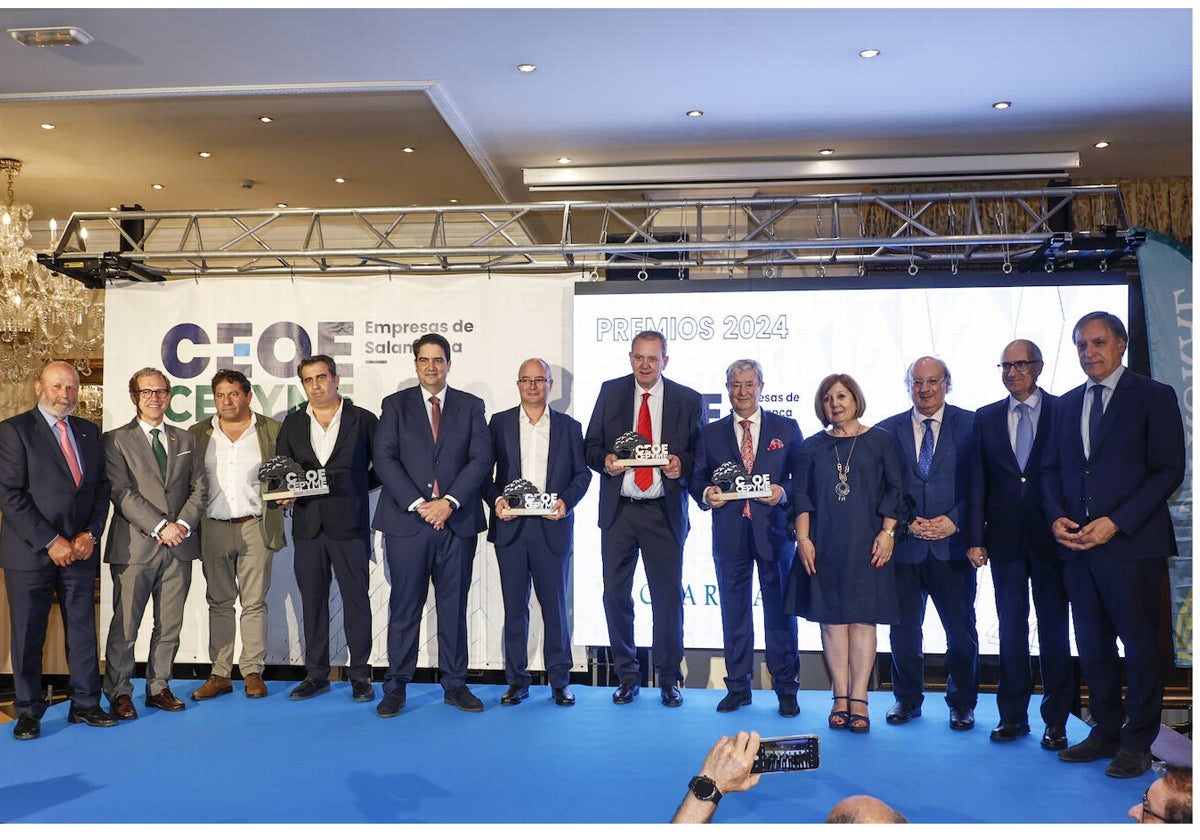 Ernesto Moronta, presidente de Caja Rural Salamanca; Mariano Veganzones, consejero de Industria, Comercio y Empleo; Pedro y Juan Antonio Campal, consejeros delegados de Bernabé Campal; Diego García, presidente de CEOE Cepyme Salamanca; Julián Herrero, presidente de Meins Consulting; Narciso Hernández, gerente de La Tahona Delicatessen; José Miguel Hernández, fundador de Servicios y Repuestos José Miguel; Rosa López, subdelegada del Gobierno; Enrique Cabero, presidente del CESCYL; Javier Iglesias, presidente de la Diputación; y Carlos G. Carbayo, alcalde de Salamanca. ALmeida