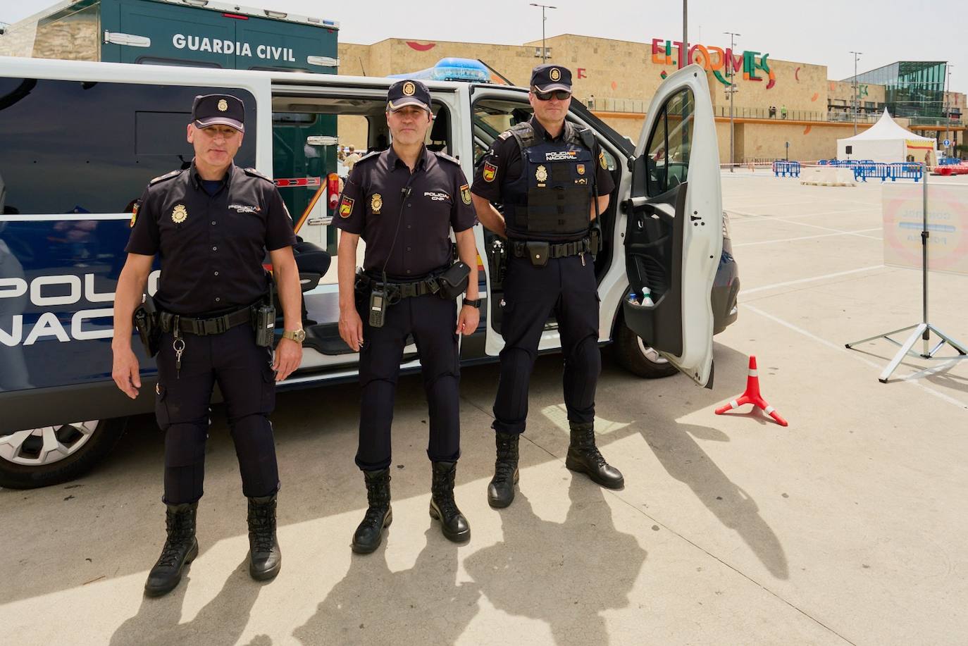 Casi 20.000 personas celebran el día de las Fuerzas Armadas en El Tormes