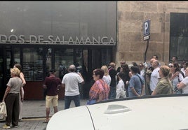 Familiares, amigos y ciclistas esperando a las puertas del Juzgado