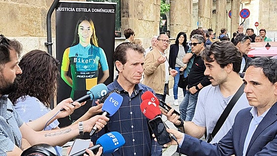 Juan Carlos Domínguez en la puerta del juzgado.