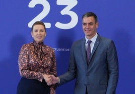 El presidente del Gobierno en funciones, Pedro Sánchez, que actúa como anfitrión, saluda a la primera ministra de Dinamarca Mette Frederiksen.