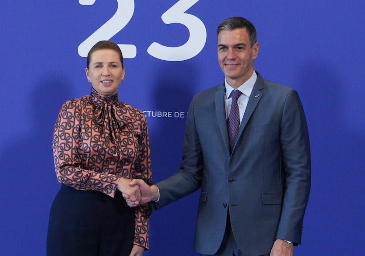 El presidente del Gobierno en funciones, Pedro Sánchez, que actúa como anfitrión, saluda a la primera ministra de Dinamarca Mette Frederiksen.