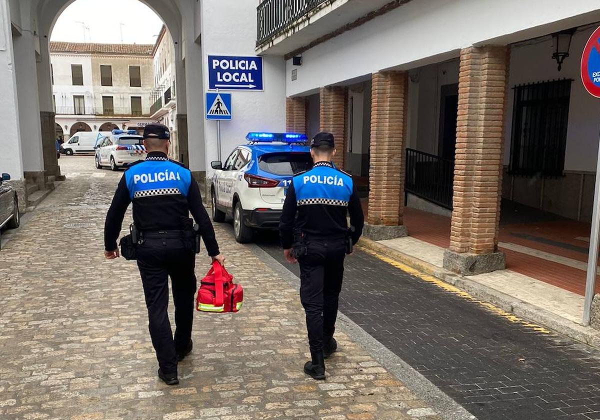 Dos agentes de la Policía Local de Peñaranda transitan por el municipio.