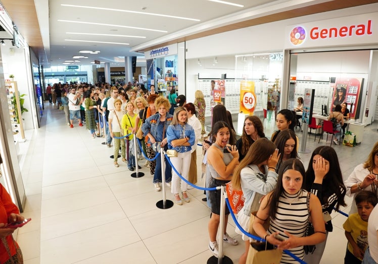 Las colas en El Tormes llegaron hasta la calle.