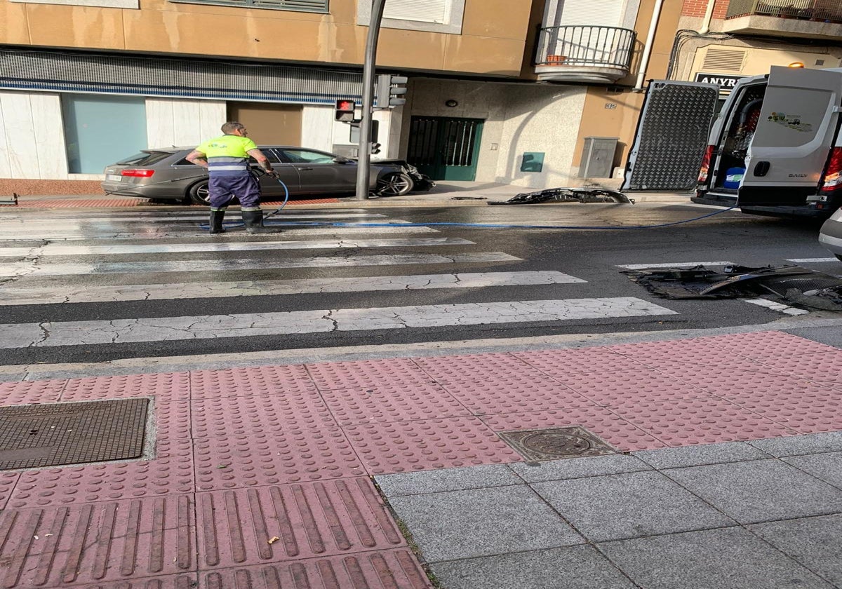 Un operario limpia la zona donde se ha producido la colisión.