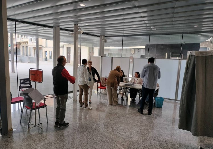 Imagen principal - Los guijuelenses han podido votar en el hall del Ayuntamiento.