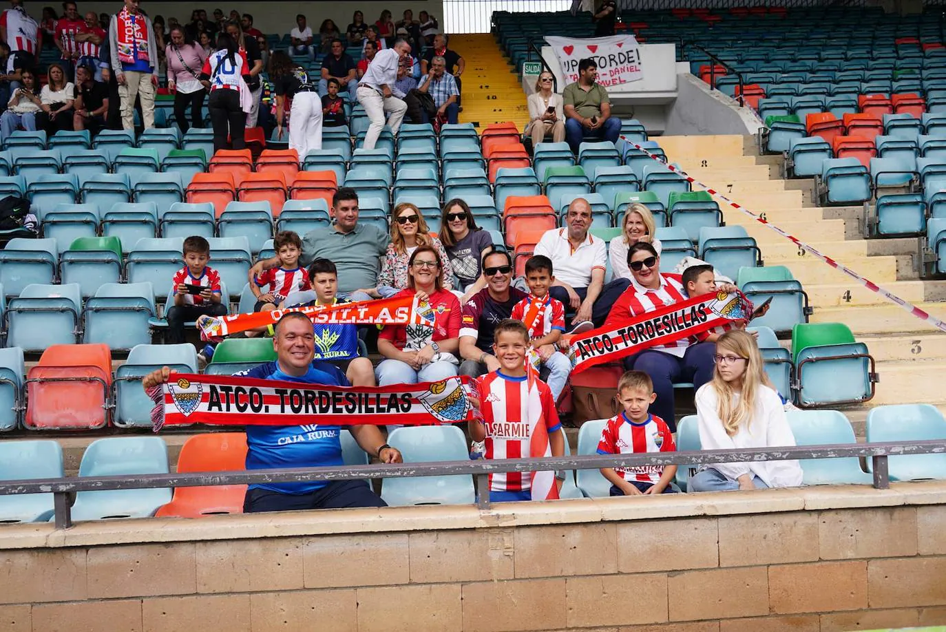 Locura por el Salamanca UDS: búscate en la grada del Helmántico en el partido decisivo frente al Tordesillas