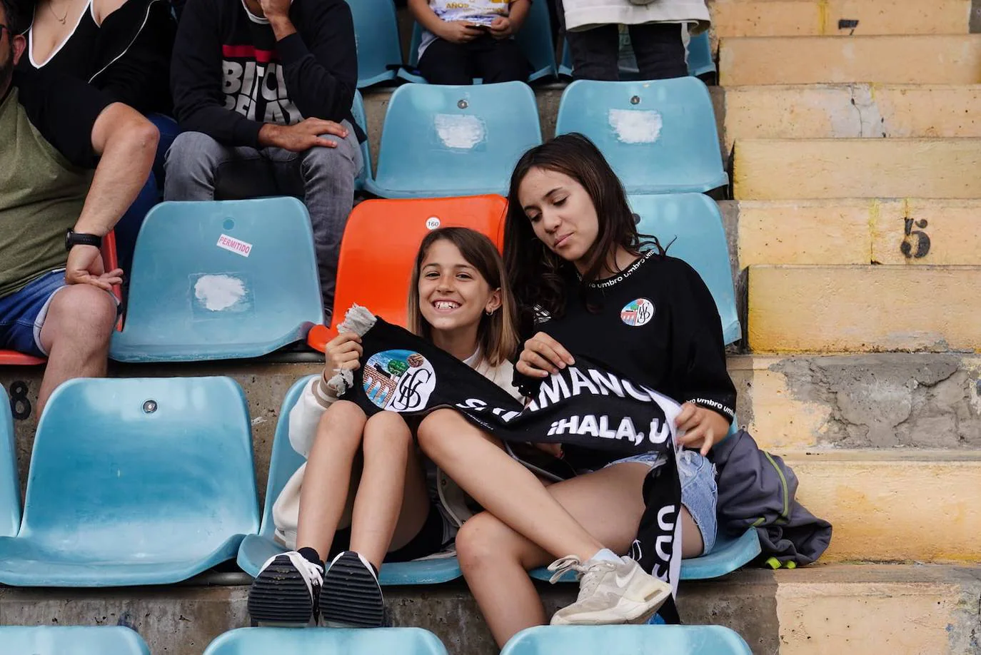 Locura por el Salamanca UDS: búscate en la grada del Helmántico en el partido decisivo frente al Tordesillas