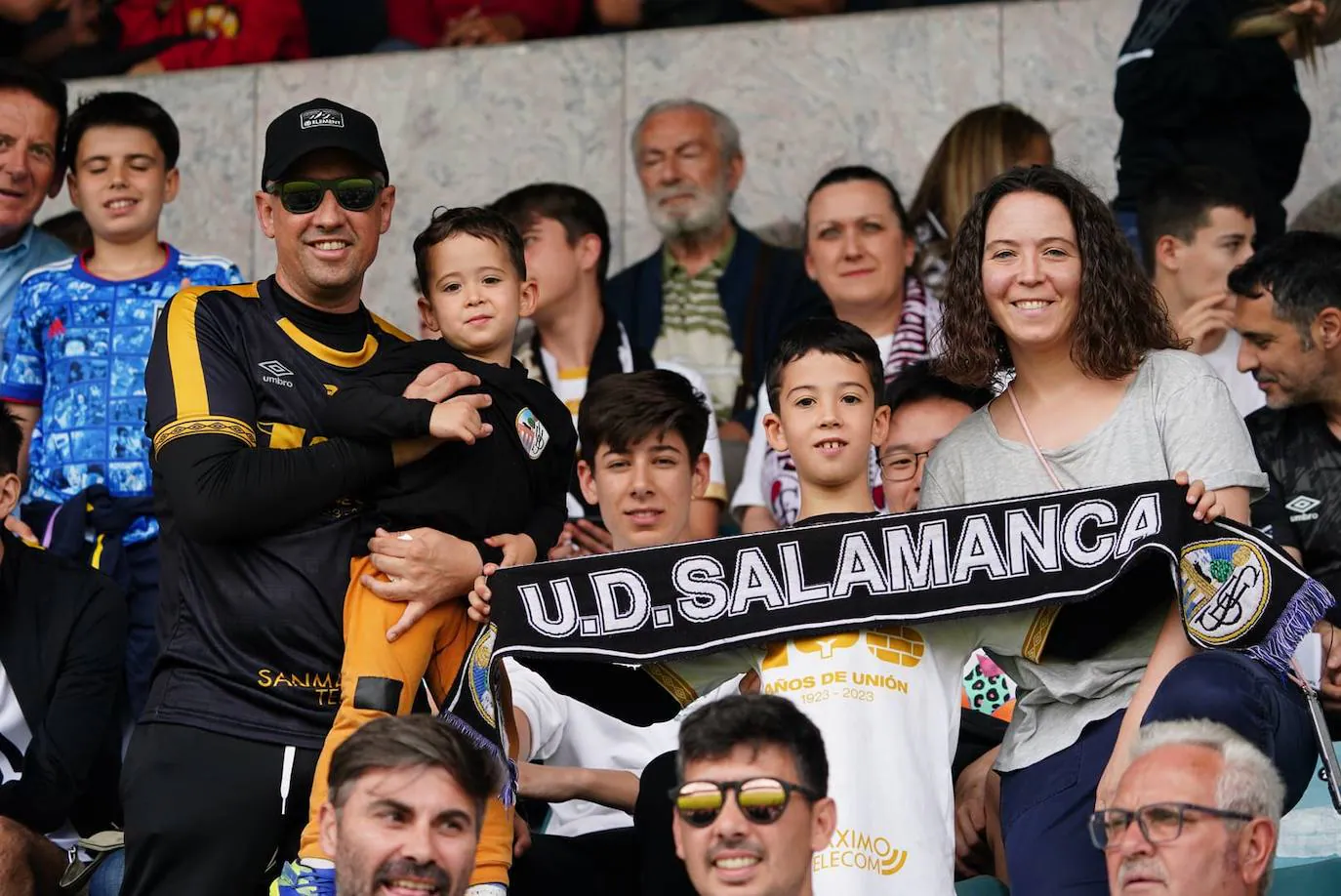 Locura por el Salamanca UDS: búscate en la grada del Helmántico en el partido decisivo frente al Tordesillas