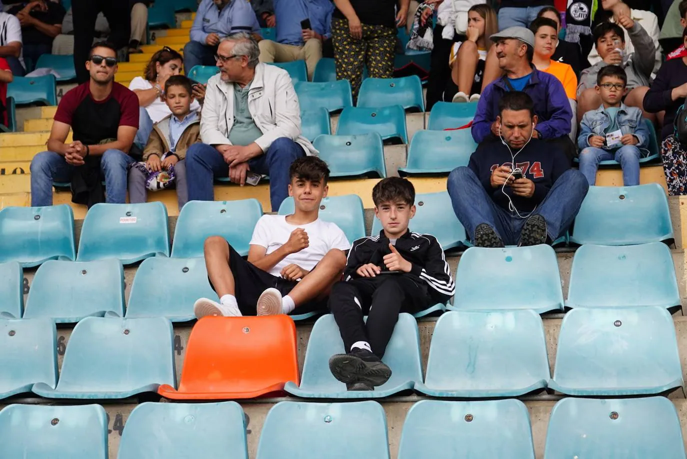 Locura por el Salamanca UDS: búscate en la grada del Helmántico en el partido decisivo frente al Tordesillas