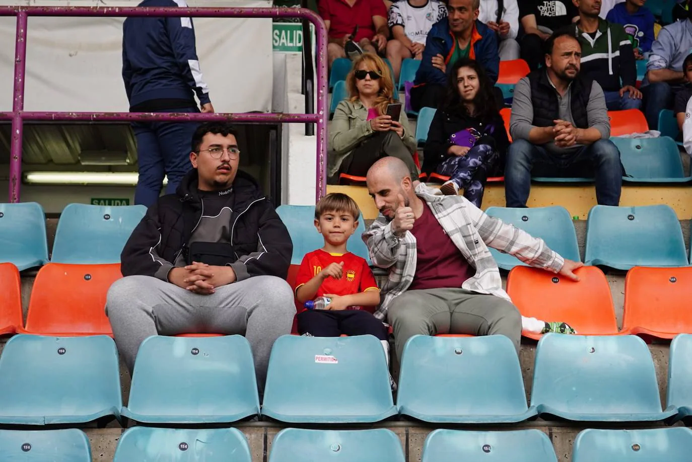 Locura por el Salamanca UDS: búscate en la grada del Helmántico en el partido decisivo frente al Tordesillas