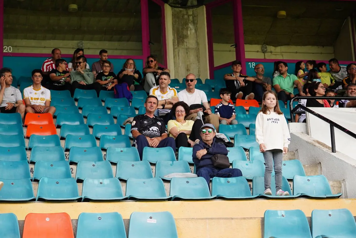 Locura por el Salamanca UDS: búscate en la grada del Helmántico en el partido decisivo frente al Tordesillas