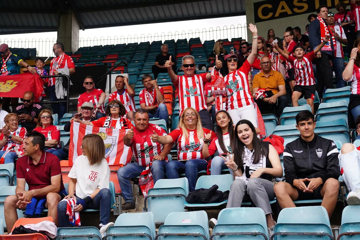 Locura por el Salamanca UDS: búscate en la grada del Helmántico en el partido decisivo frente al Tordesillas