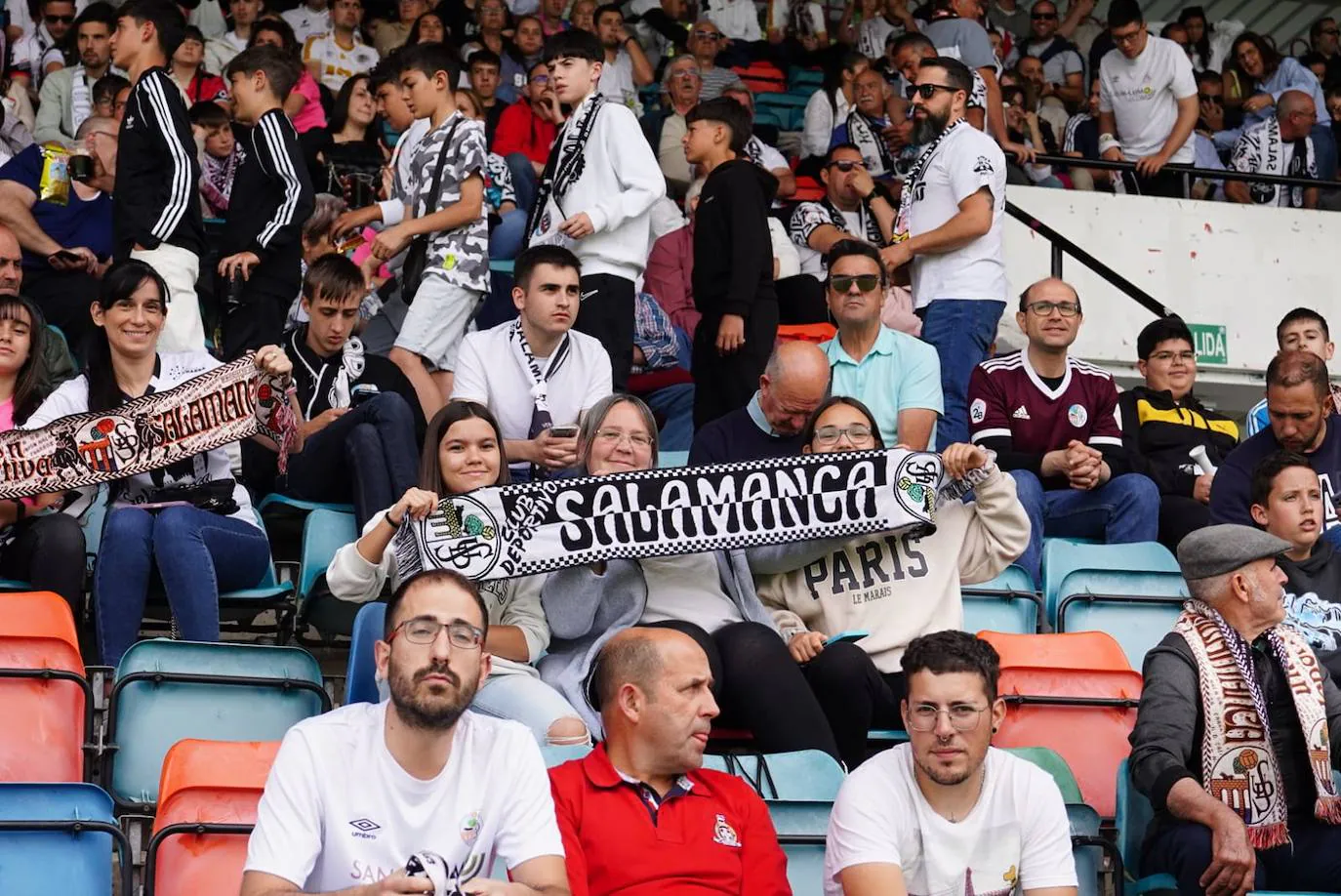 Locura por el Salamanca UDS: búscate en la grada del Helmántico en el partido decisivo frente al Tordesillas