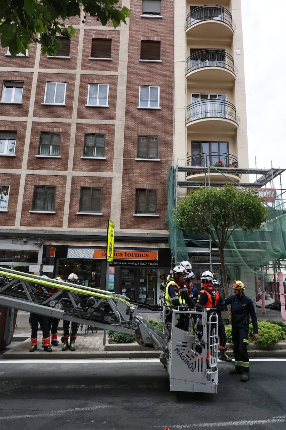 Los Bomberos de Salamanca realizan un simulacro de rescate en altura en la Avenida de Portugal