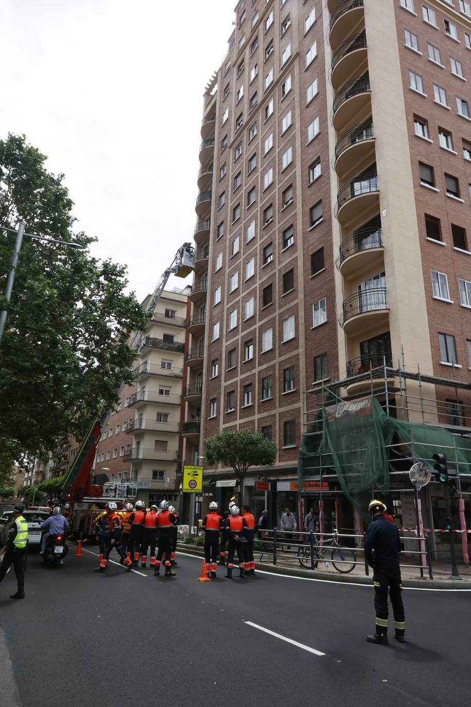 Los Bomberos de Salamanca realizan un simulacro de rescate en altura en la Avenida de Portugal