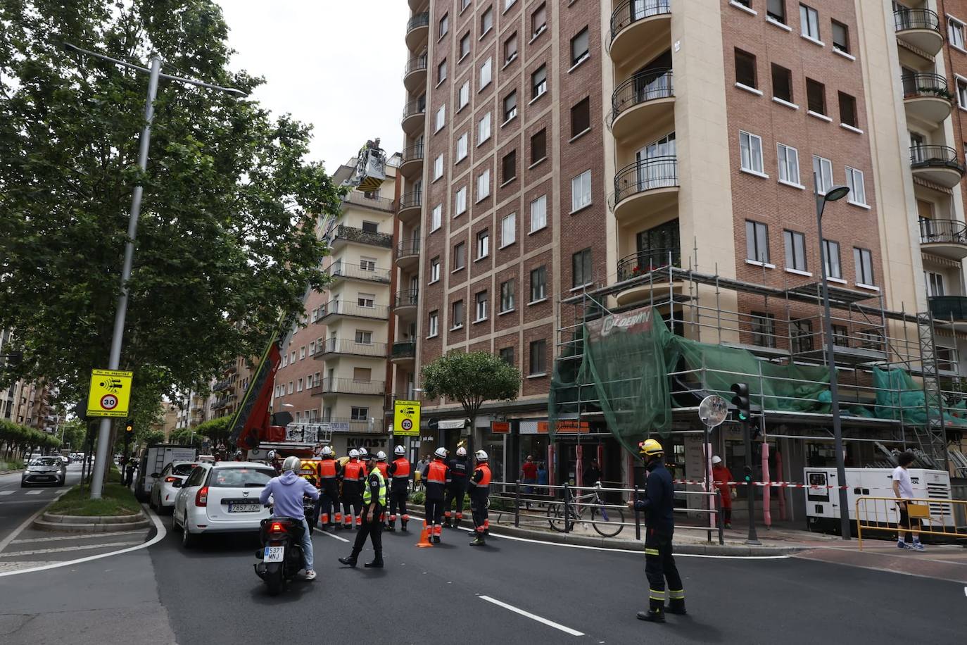 Los Bomberos de Salamanca realizan un simulacro de rescate en altura en la Avenida de Portugal