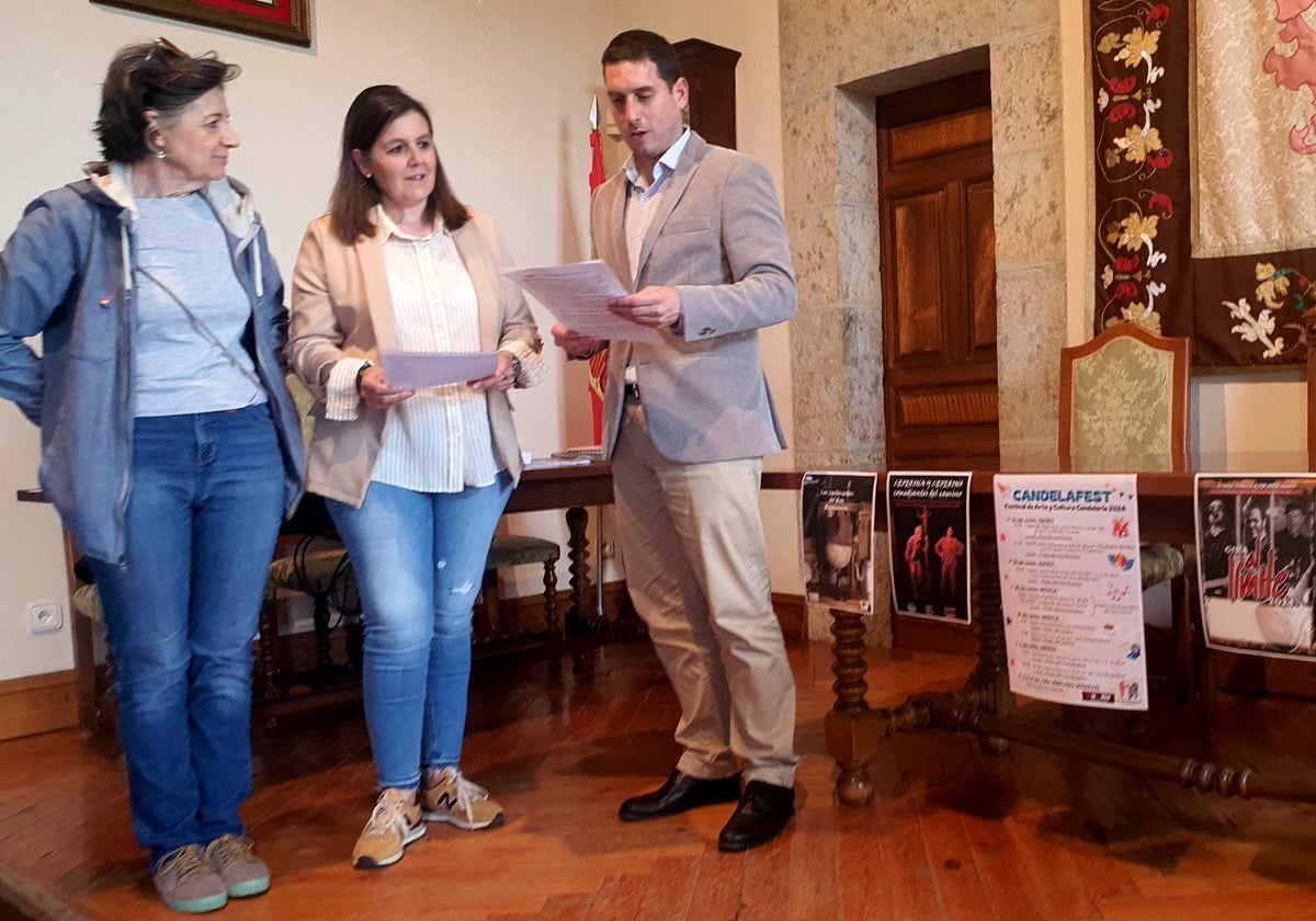 Mónica de Quevedo, Inmaculada Martín y Miguel Rodero, ayer en el Ayuntamiento de Candelario.